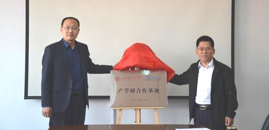 男人们站在一起中度可信度描述已自动生成