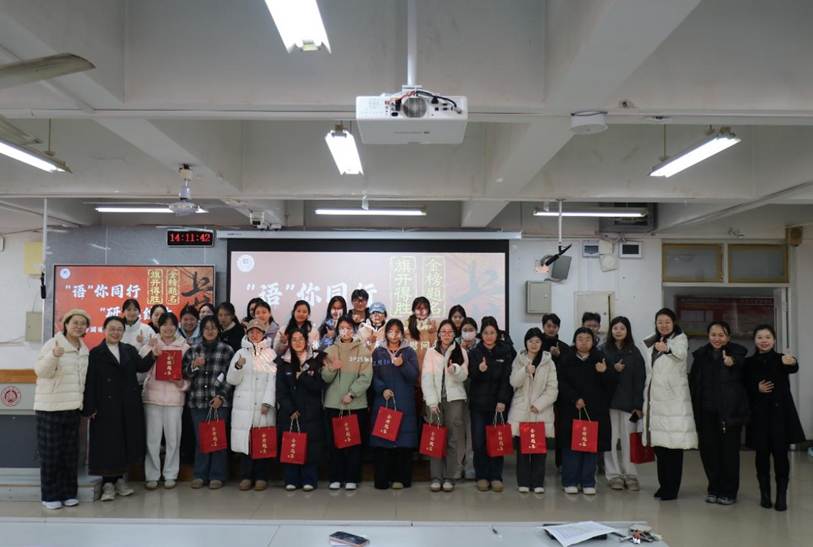 一群人站在室内 AI 生成的内容可能不正确。