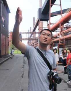 图片包含 人, 户外, 建筑, 男人描述已自动生成